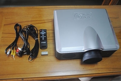 日勤網絡投影機 高性價比家用智能投影解決方案